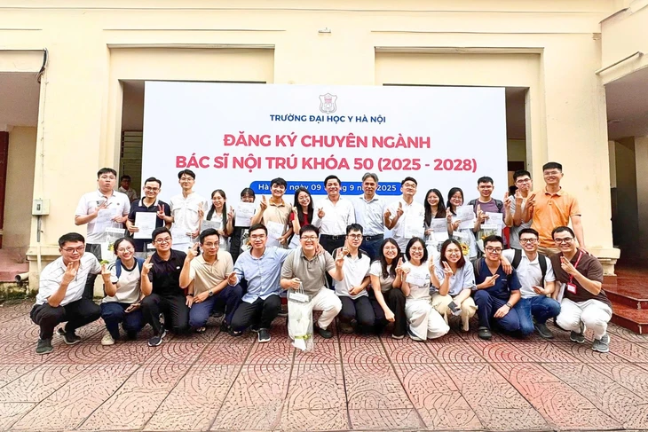 GS.TS Nguyễn Duy Ánh, giám đốc Bệnh viện Phụ sản trung ương (người đứng thứ 8 từ bên phải), đón các bác sĩ nội trú khóa 50 của chuyên ngành sản phụ khoa - Ảnh: BVCC