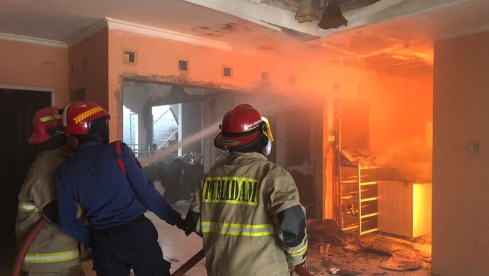 Bangunan yang menyimpan sepeda listrik di Kota Bekasi, Jawa Barat, dilanda kebakaran akibat korsleting. Sepuluh sepeda listrik terbakar. (Dok. Damkar Kota Bekasi)