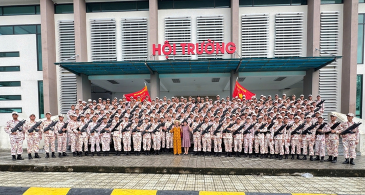 parade - Image 3.