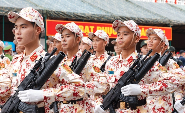 parade - Image 4.