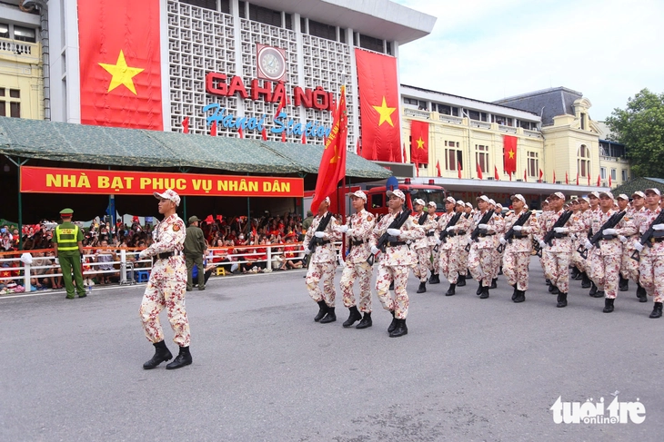 parade - Image 6.