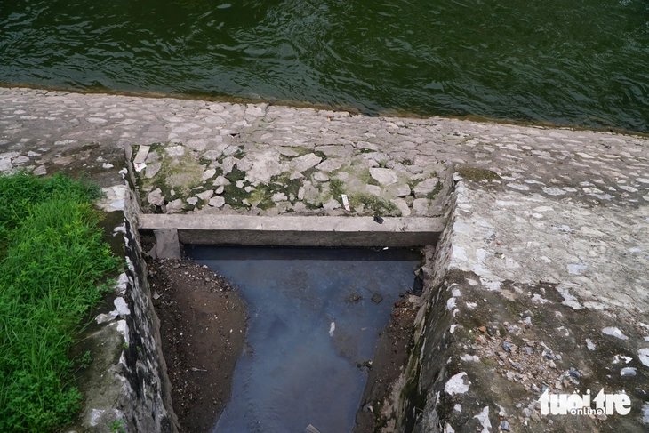 Today, To Lich River unexpectedly turned clear, residents came out to catch fish - Image 4.