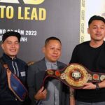 Ông Lưu Tú Bảo (phải) nhận đai danh dự WBA châu Á năm 2023 - Ảnh: VBF