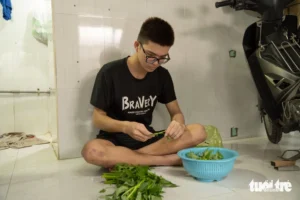 Những ngày cậu về quê phụ ông bà ngoại sửa nhà, Đức một mình chi tiêu dè sẻn để tiết kiệm - Ảnh: AN VI