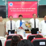 Sở Y tế TP.HCM công bố quyết định bổ nhiệm TS.BS Ngô Ngọc Quang Minh (thứ 5 từ trái qua) làm Giám đốc Bệnh viện Nhi đồng 1 (TP.HCM) - Ảnh: T.N.