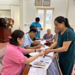 Người dân xã Bát Tràng phấn khởi nhận tiền Tết Độc lập. Ảnh: Phương Lộc