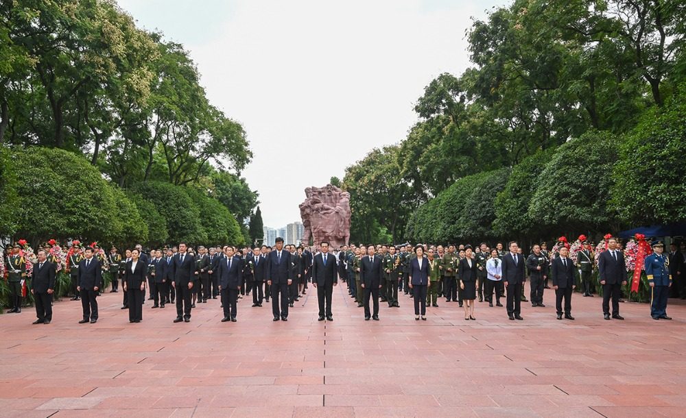 ▲9月30日上午，我市在歌乐山烈士陵园隆重举行社会各界向英雄烈士敬献花篮仪式。记者 苏思 摄/视觉重庆