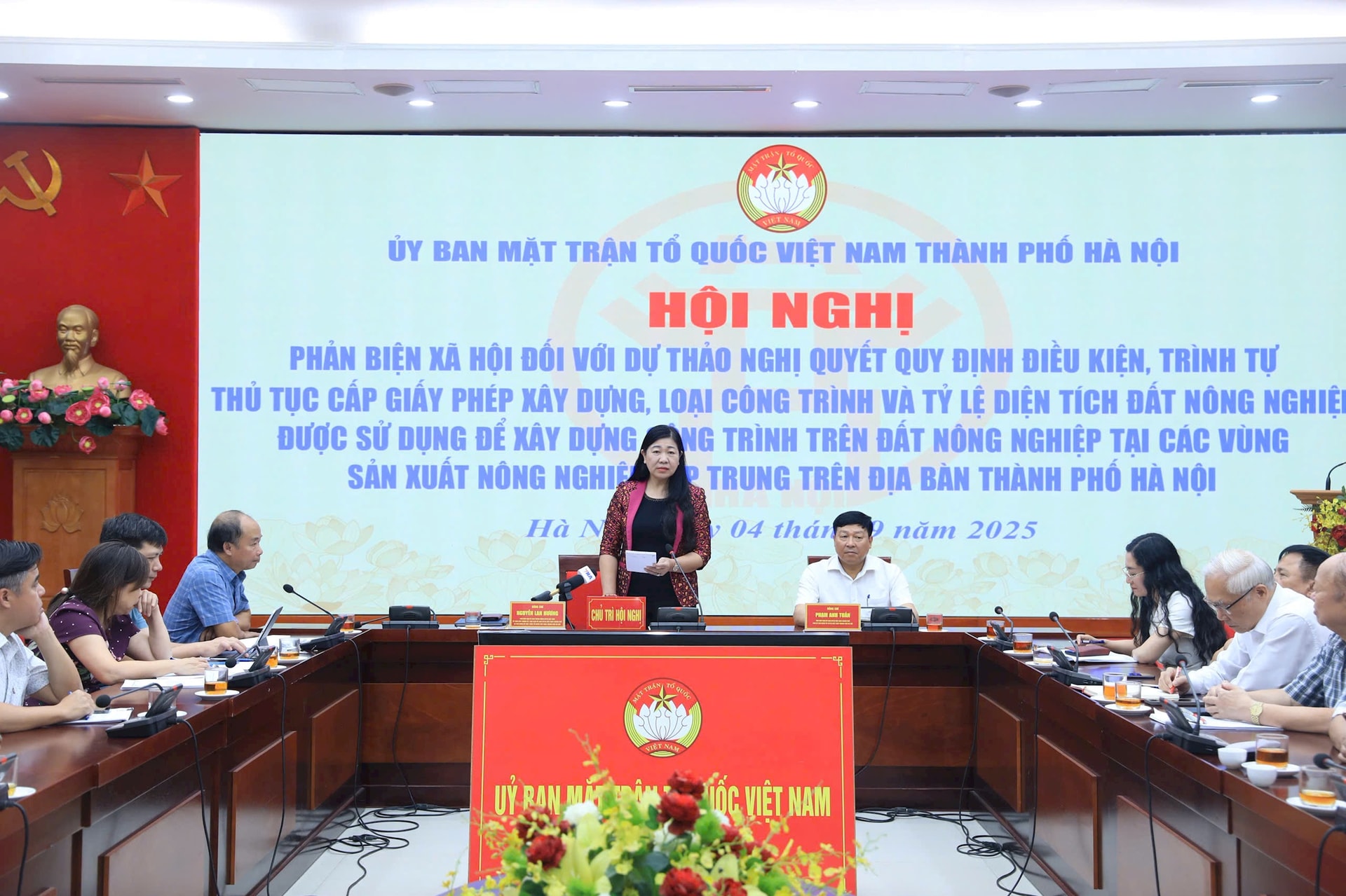 Chủ tịch Ủy ban MTTQ Việt Nam thành phố Hà Nội chủ trì hội nghị phản biện xã hội. Ảnh: PV