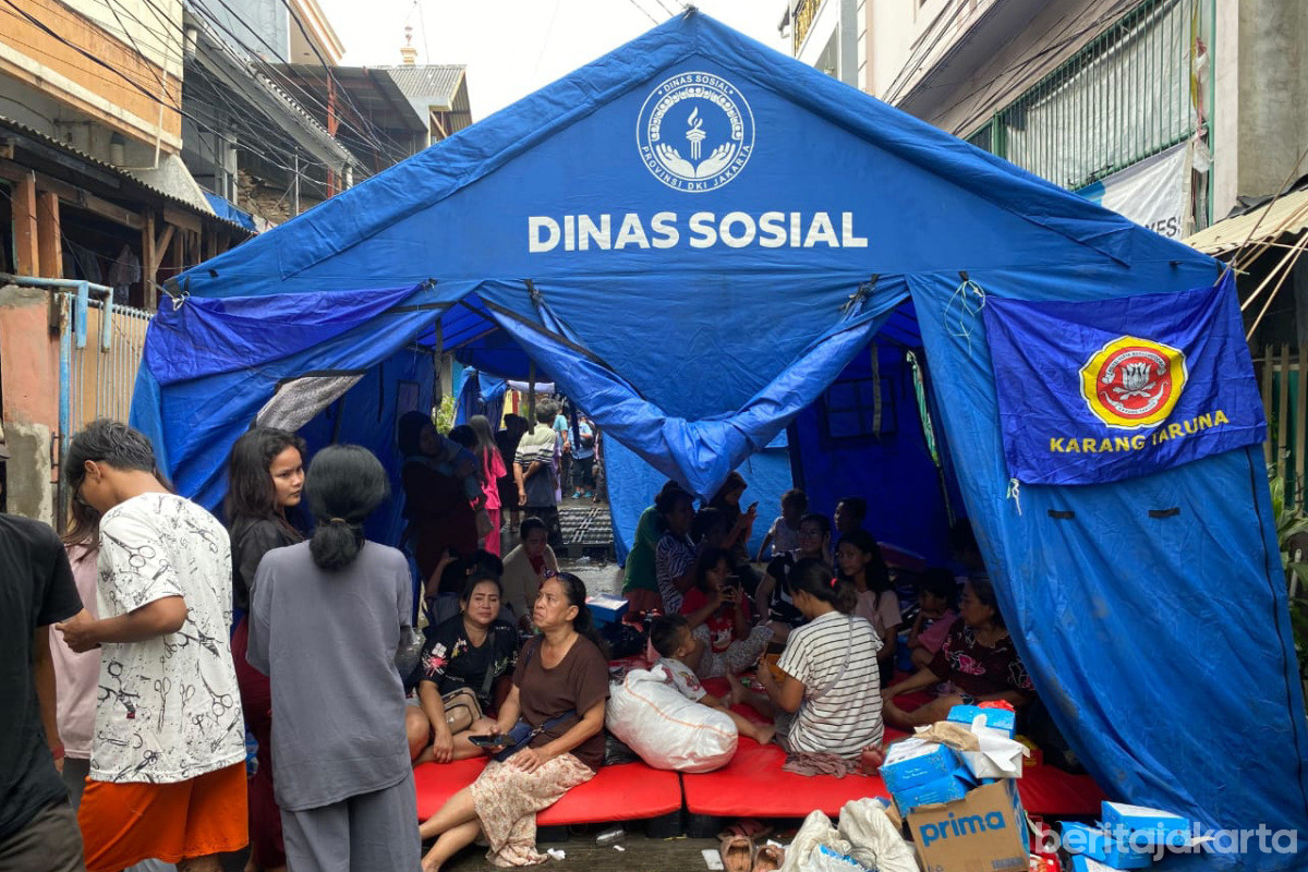 Social Services post filled with fire survivors in Tangki Village