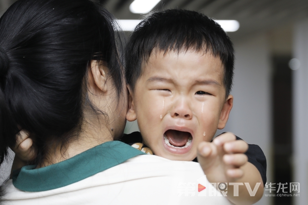 At Guanghe Forest Kindergarten in Liangjiang New Area, Chongqing, a child cries loudly, reluctant to part with their parent in the morning.