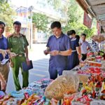 Đoàn liên ngành kiểm tra an toàn thực phẩm tại các cửa hàng trên địa bàn. Ảnh: Hoàng Phương