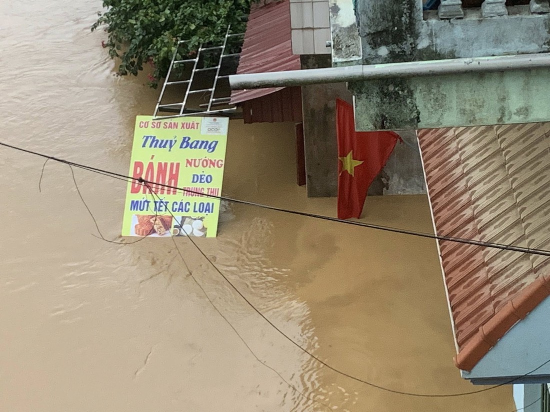 After one night, floodwaters on the Red River rose to the roofs of houses - Image 5.