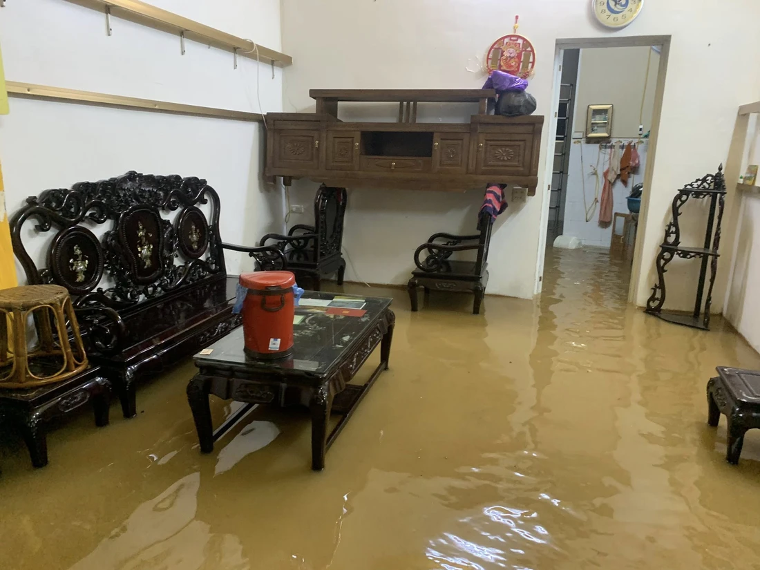 After one night, floodwaters on the Red River rose to the roofs of houses - Image 2.