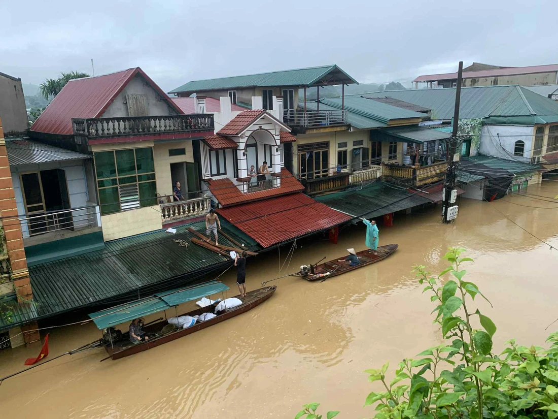 After one night, floodwaters on the Red River rose to the roofs of houses - Image 5.