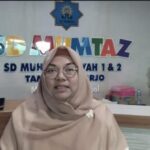 Heni Dwi Utami, Humas SD Mumtaz Sepanjang, menjelaskan bahwa penerapan kelas online bukan sekadar solusi darurat, tetapi juga strategi menjaga mutu pendidikan. Foto iNewsSurabaya/dika