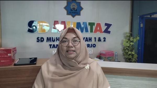 Heni Dwi Utami, Humas SD Mumtaz Sepanjang, menjelaskan bahwa penerapan kelas online bukan sekadar solusi darurat, tetapi juga strategi menjaga mutu pendidikan. Foto iNewsSurabaya/dika