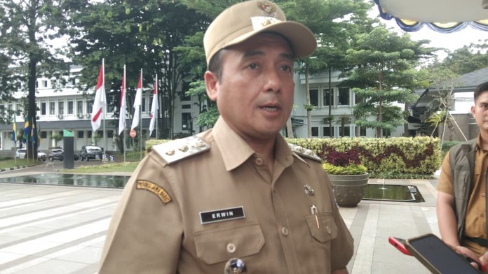 Wakil Wali Kota Bandung, Erwin saat ditemui di Balai Kota Bandung, Senin (29/9). (Diwan Sapta Nurmawan/Radar Bandung)