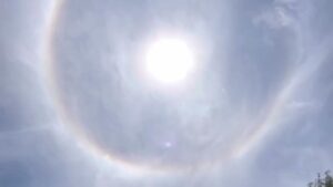 Fenomena halo matahari di Depok. (Dok. screenshot video viral)