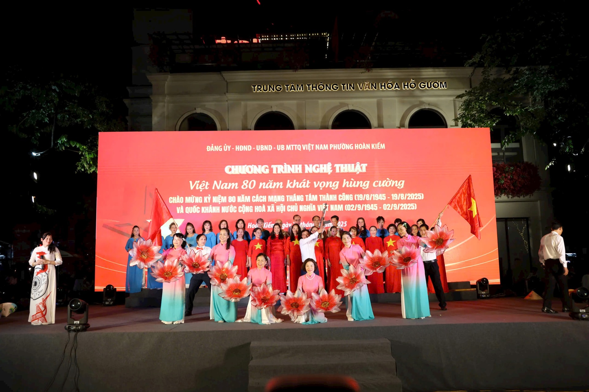 Chương trình Nghệ thuật "Việt Nam 80 năm khát vọng hùng cường" do UBND phường Hoàn Kiếm tổ chức đã để lại nhiều ấn tượng tốt đẹp. Ảnh: Nguyên Anh