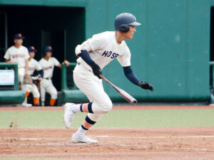 【法政二－横浜商大】三回２死一、二塁。先制の２点適時三塁打を放った法政二の榑松＝等々力