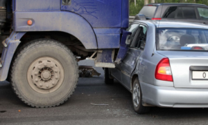 पुणे में कार-ट्रक टक्कर में दो कॉलेज छात्रों की दर्दनाक मौत
