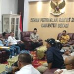 Gedung DPRD Kabupaten Bekasi, Rabu (3/9/2025) didatangi massa dari Kolasi Masyarakat Sipil Kabupten Bekasi. Kehadiran perwakilan massa diterima Ketua DPRD, Ade Sukron juga Wakil ketua DPRD, Budi Muhammad Mustofa