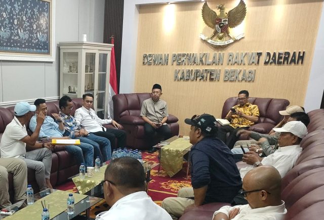 Gedung DPRD Kabupaten Bekasi, Rabu (3/9/2025) didatangi massa dari Kolasi Masyarakat Sipil Kabupten Bekasi. Kehadiran perwakilan massa diterima Ketua DPRD, Ade Sukron juga Wakil ketua DPRD, Budi Muhammad Mustofa