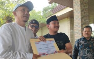 CIKARANG – Bupati Bekasi, Rabu (10/9/2025), memberikan piagam penghargaan pada Organisasi Masyarakat (Ormas) dan Lembaga Swadaya Masyarakat (LSM) karena dinilai bisa menjalankan perannya menjaga kondusifitas di Kabupaten Bekasi.