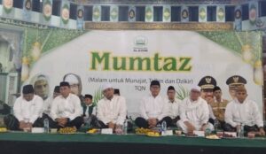 Pengajian perdana Majelis Zikir yang di wadahi oleh MUMTAZ (Malam untuk Munajat dengan Ta`lim dan Zikir), di Masjid Raya Al Azhom, Jumat (12/09).