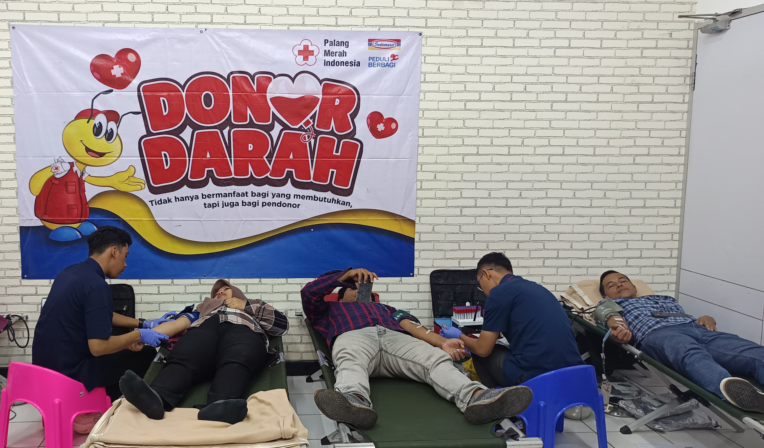 Indomaret en Parung organiza otra colecta de sangre para mejorar la eficiencia laboral.