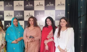 कुबरा मखदूम मेकअप अकादमी के उद्घाटन कार्यक्रम का दृश्य।