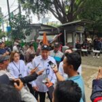 Dirut PTMP David Rahardja (baju putih)