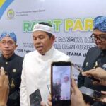 Gubernur Jawa Barat, Dedi Mulyadi (tengah) bersama Ketua DPRD Kota Bandung, Asep Mulyadi (kiri) dan Wali Kota Bandung, Muhammad Farhan (kanan) usai menghadiri rapat paripurna di DPRD Kota Bandung, Kamis (25/9).