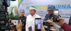 Gubernur Jawa Barat, Dedi Mulyadi (tengah) bersama Ketua DPRD Kota Bandung, Asep Mulyadi (kiri) dan Wali Kota Bandung, Muhammad Farhan (kanan) usai menghadiri rapat paripurna di DPRD Kota Bandung, Kamis (25/9).