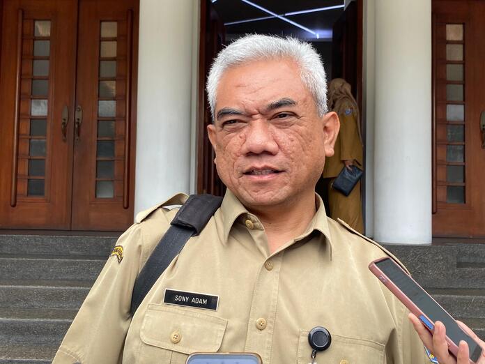 Kepala Dinas Kesehatan Kota Bandung, Sony Adam saat ditemui di Balai Kota Bandung, Senin (29/9). (Diwan Sapta Nurmawan/Radar Bandung)