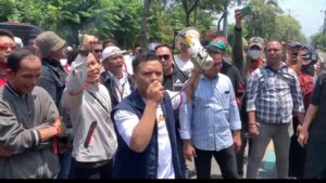 KOTA BEKASI – Massa yang mengatasnamakan Dewan Perlawanan Rakyat Bekasi (DPR-B) menggelar aksi damai di depan gedung DPRD Kota Bekasi, pada Senin (1/9/2025). Aksi tersebut menyoroti berbagai persoalan mulai dari korupsi, kesejahteraan dan pendidikan.