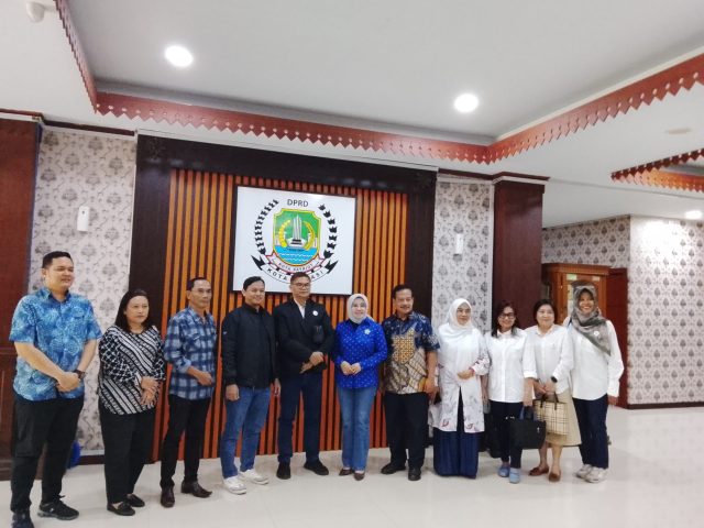 KOTA BEKASI – Perhimpunan Pemilik Dan Penghuni Satuan Rumah Susun (P3SRS) Apartemen Kemang View Kota Bekasi melakukan audiensi dengan Komisi II DPRD Kota Bekasi, Kamis (3/09/2025).