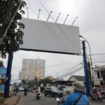 Reklame Bando di jalan raya Caman, Jatibening berdiri diatas trotoar dan belum memiliki izin PBG