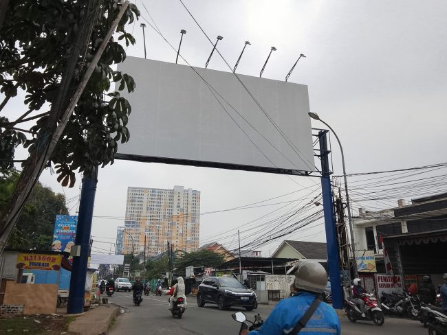 Reklame Bando di jalan raya Caman, Jatibening berdiri diatas trotoar dan belum memiliki izin PBG