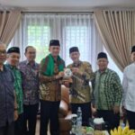 Penyerahan buku pendiri Mathla’ul Anwar dari Ketua Umum PBMA KH Embay Mulya Syarief (ketiga, kanan) kepada Menteri Transmigrasi Muhammad Iftitah Sulaiman Suryanagara (keempat, kiri) di kediaman Ketua Umum PBMA di Serang Banten, Kamis 11 September 2025 (Foto: Humas PBMA)