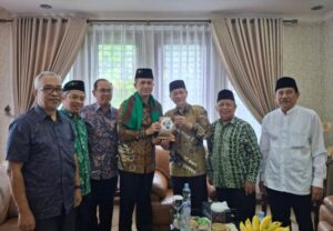 Penyerahan buku pendiri Mathla’ul Anwar dari Ketua Umum PBMA KH Embay Mulya Syarief (ketiga, kanan) kepada Menteri Transmigrasi Muhammad Iftitah Sulaiman Suryanagara (keempat, kiri) di kediaman Ketua Umum PBMA di Serang Banten, Kamis 11 September 2025 (Foto: Humas PBMA)