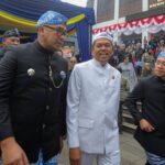 Ketua DPRD Kota Bandung, Asep Mulyadi (kanan) saat bersama Gubernur Jawa Barat, Dedi Mulyadi (tengah) dan Wali Kota Bandung, Muhammad Farhan di halaman Gedung DPRD Kota Bandung, Kamis (25/9). (Dok. Humas Pemkot Bandung)