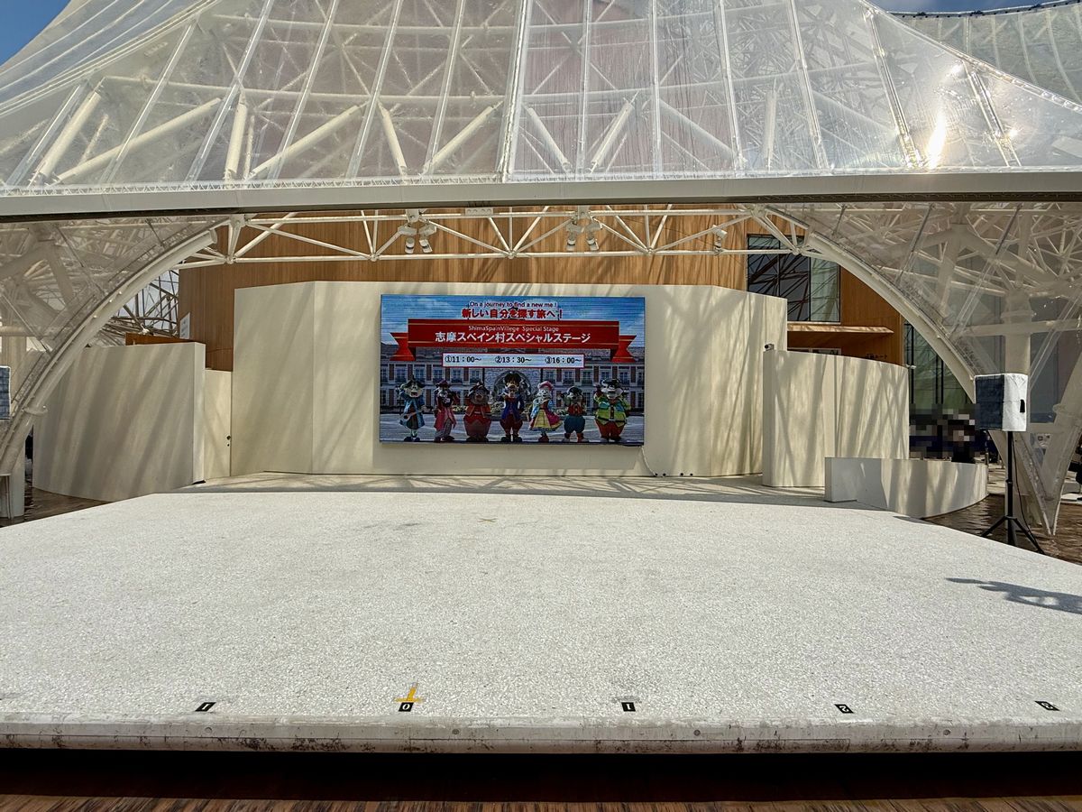 A special stage event titled ‘Journey to Find a New You!’ was held at Shima Spain Village for the Expo 2025 Osaka-Kansai on August 28, featuring appearances by Darcinia and Chocky.