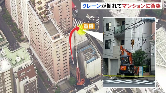 Una grúa se desploma en una demolición y choca contra un edificio de apartamentos, provocando un temblor sísmico.
