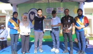 Walikota Tangerang, H Sachrudin (tiga kanan), bersama Marcomm Senior Manager Indomaret, Bambang Trijanto (tiga kiri) dan Branch Manager Indomaret Tangerang 1, Didit Suryo Saputro (dua kanan), pada kegiatan Posyandu Balita Program CSR Indomaret dan Cussons, di kawasan Pasar Anyar, Kota Tangerang, Jumat (12/09).