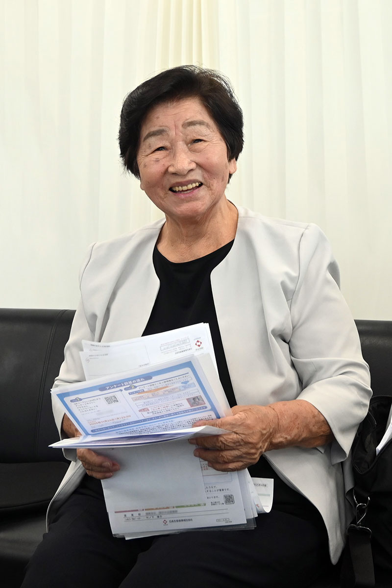 人生を振り返り、「働きっぱなしだった」とほほ笑む竹ノ下さん＝８日、藤沢市役所