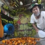 Usaha keripik singkong dan pisang di Desa Jelegong, Kecamatan Kutawaringin, Kab Bandung. (eko sutrisno/radar bandung)