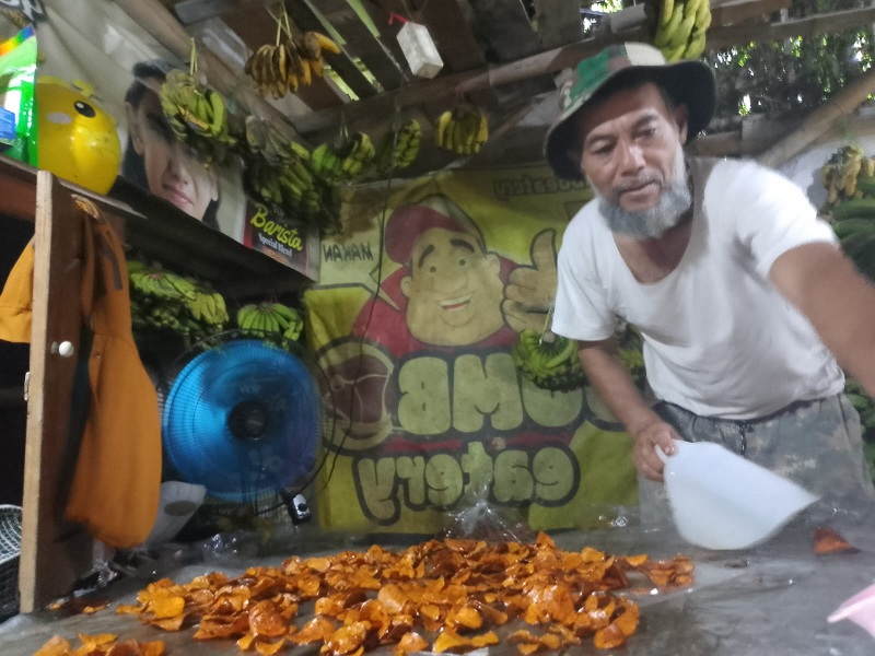 Usaha keripik singkong dan pisang di Desa Jelegong, Kecamatan Kutawaringin, Kab Bandung. (eko sutrisno/radar bandung)