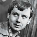 «Все эти разговоры, что кино убило театр, — чушь собачья. Немыслимая привилегия театра: приходит живой человек — ему предлагают действо, которое разворачивается только один раз, на его глазах. Вышли два актера, вынесли коврик — и началось. 50 лет назад Михаил Ромм предрек театру смерть — от кинематографа. Прошло 50 лет — никаких сообщающихся сосудов из театра и кино не вышло. Наоборот, кино по-прежнему паразитически употребляет театральных актеров» На фото: актеры Михаил Казаков (слева) и Олег Табаков, 1959 год Фото: Фотоархив журнала «Огонёк»