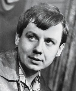 «Все эти разговоры, что кино убило театр, — чушь собачья. Немыслимая привилегия театра: приходит живой человек — ему предлагают действо, которое разворачивается только один раз, на его глазах. Вышли два актера, вынесли коврик — и началось. 50 лет назад Михаил Ромм предрек театру смерть — от кинематографа. Прошло 50 лет — никаких сообщающихся сосудов из театра и кино не вышло. Наоборот, кино по-прежнему паразитически употребляет театральных актеров» На фото: актеры Михаил Казаков (слева) и Олег Табаков, 1959 год Фото: Фотоархив журнала «Огонёк»